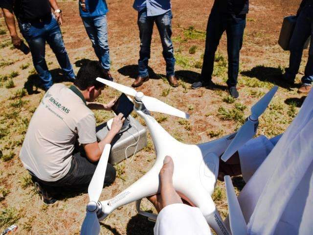 Oficinas para trabalhador do campo incluem capacita&ccedil;&atilde;o para uso de drone