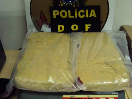  Irmãos bolivianos são presos com mais de 4 kg de pasta base de cocaína