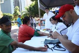 Exames podem ser feitos por quem passar na Praça Ary Coelho (Foto: Marcos Ermínio)