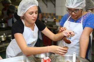 Adolescentes aprendem a preparar doces e salgados durante curso em Campo Grande (Foto: Fernando Antunes)