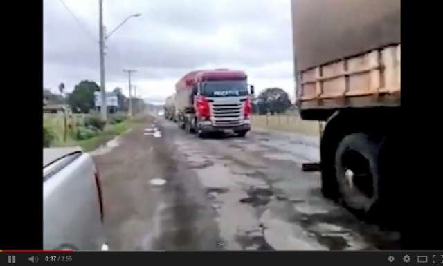 Revoltada, professora filma rodovia dos "60 mil buracos" 