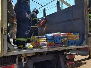 Bombeiro corta compartimento secreto em carreta par retirar tabletes de cocaína, apreendidos em abril em Dourados (Foto: Adilson Domingos/Arquivo)