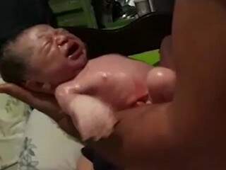O chorinho do bebê que nasceu em casa, com a ajuda de policial militar. (Foto: Reprodução vídeo)
