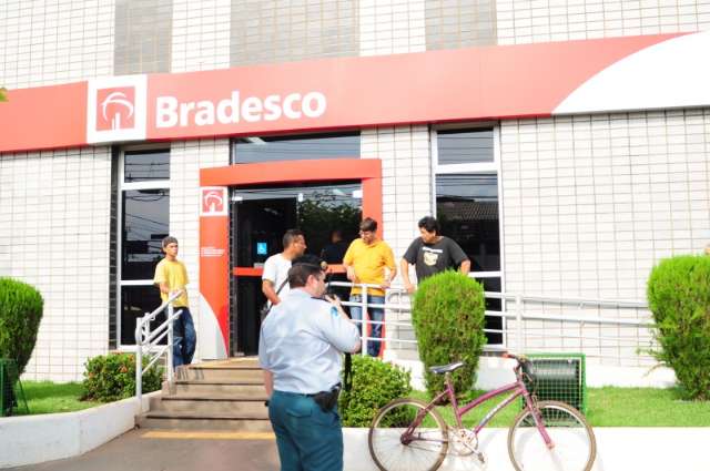 Jovem de 24 anos leva coronhada em assalto na porta de banco
