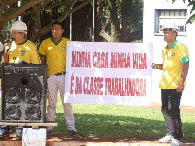 Grupo protesta contra mudan&ccedil;a nas regras do Minha Casa, Minha Vida