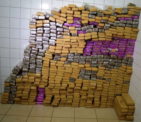 Pol&iacute;cia apreende 580 quilos de maconha e prende 5 em rodovia