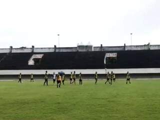 jogadores treinam debaixo de chuva no Estádio Morenão. (Foto: Paulo Francis)