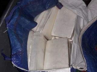 Tabletes de cocaína que estavam com o traficante. (Foto: Divulgação) 