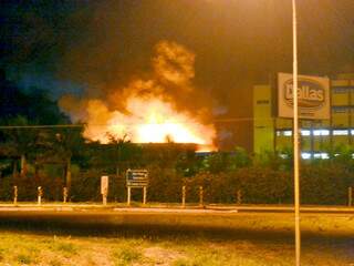  Grande incêndio destrói galpão da empresa Dallas em Nova Alvorada do Sul