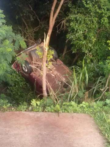 Ve&iacute;culo ca&iacute;do em ribanceira preocupa leitores no Bairro Z&eacute; Pereira