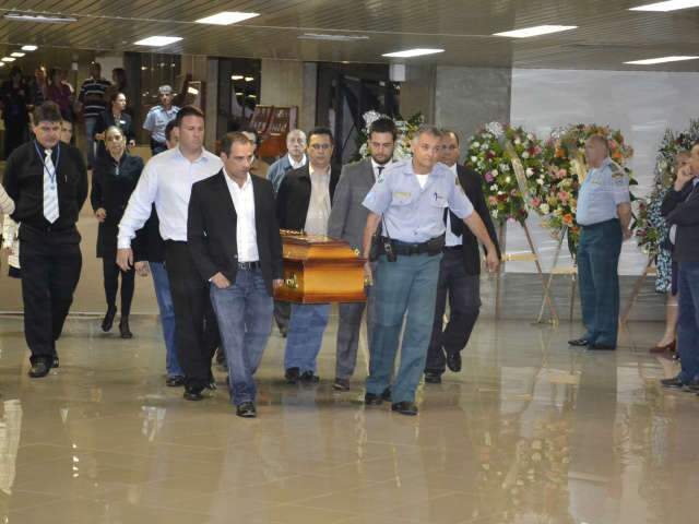  Vel&oacute;rio de desembargadora re&uacute;ne v&aacute;rias autoridades do Estado