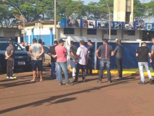 Ap&oacute;s tens&atilde;o em quartel, oficiais v&atilde;o &agrave;s ruas em dia de aquartelamento