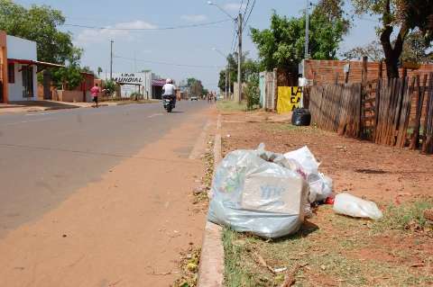 Após paralisação da coleta, bairros passam fim de semana com lixo na rua