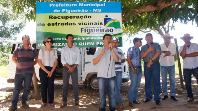 Prefeitura leva servi&ccedil;os &agrave; zona rural, d&aacute; churrasco e faz unhas