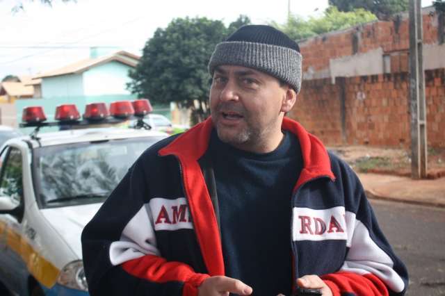 Motorista bate caminh&atilde;o em &aacute;rvore e destr&oacute;i ba&uacute; a 50 metros de casa