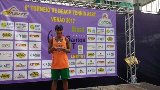 Alunos de projeto social sobem ao p&oacute;dio em competi&ccedil;&atilde;o de beach tennis em Santos