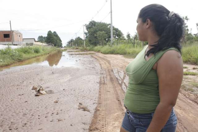 Rua abandonada vira "lagoa", uma armadilha para carros e pedestres