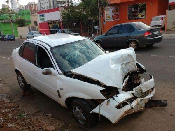 Homem furta ve&iacute;culo aberto em frente &agrave; conveni&ecirc;ncia, mas bate durante fuga