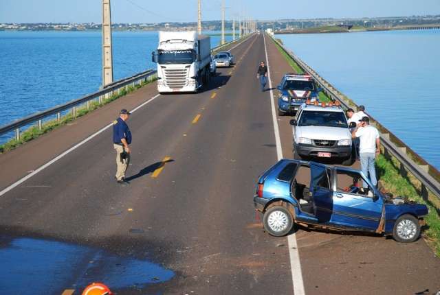 Condutor morre ap&oacute;s invadir pista contr&aacute;ria e bater na lateral de uma carreta