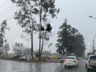 Chuva em Campo Grande neste domingo (1) (Foto: Paulo Francis)