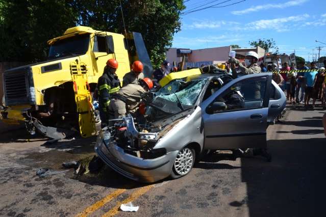 Colis&atilde;o frontal entre P&aacute;lio e carreta deixa 2 feridos em estado grave