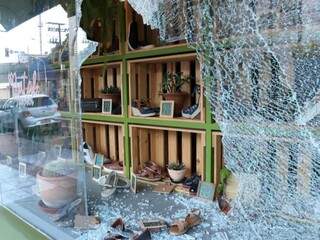 Parte do vidro da vitrine da loja foi quebrado (Foto: Henrique Kawaminami) 
