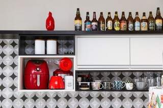 Detalhe da cozinha com eletrodomésticos vermelhos. (Foto: Henrique Kawaminami)