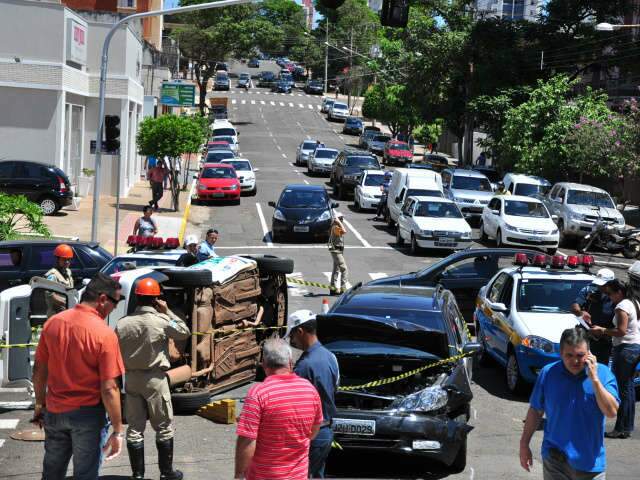  T&aacute;xi com passageiras capota ap&oacute;s bater em carro no Centro