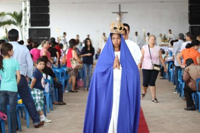 Grupo de Teatro Santa Cecília faz encenação da coroação de Maria. (Foto: Marcos Ermínio)