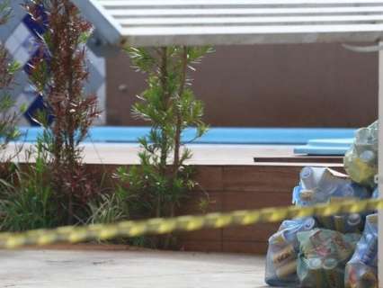 Mulher encontrada morta na piscina de casa foi assassinada, diz polícia