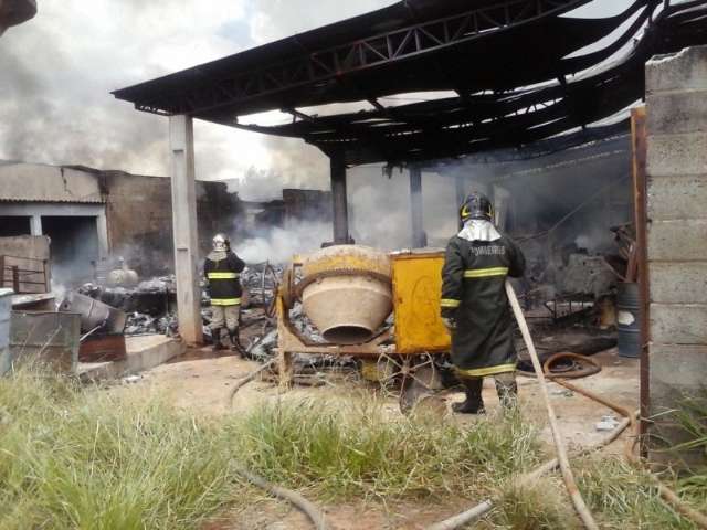 Controlado inc&ecirc;ndio em f&aacute;brica; fogo n&atilde;o se propagar&aacute;, garante bombeiro