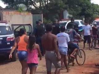 Moradores tentam se aproximar do suspeito que foi preso em flagrante por estuprar menina de 11 anos (Foto: reprodução/vídeo) 