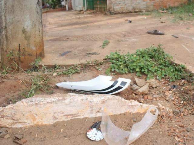 Motociclista morre ao atingir muro e criança é jogada contra poste