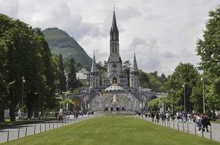 Vista de frente, a Basílica de Nossa Senhora do Rosário, construída em cima de uma gruta na cidade francesa de Lourdes (Foto: Reprodução)