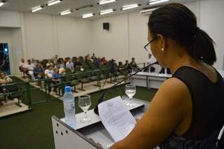 Presidente da Comissão Processante, vereadora Sônia Passos, faz a leitura do relatório. (Foto:Kleber Souza/ Rio Pardo News).