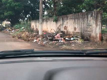 Calçada de avenida se tornou depósito de lixo na Vila Bandeirante