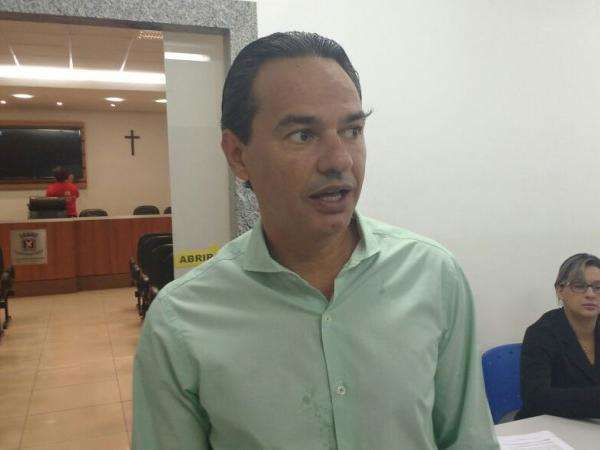 Prefeito d&aacute; bronca em colunista e reclama de press&atilde;o por nomea&ccedil;&otilde;es