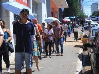 Fila de eleitores na rua 14 de Julho (Foto: Marina Pacheco)