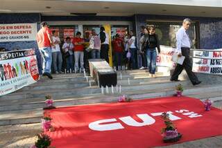 Manifestaçãod so bancários no centro de Campo Grande. (Foto: Sindicário)