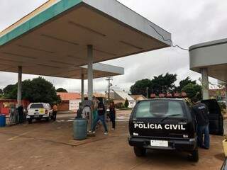 Policiais e agentes da ANP durante uma blitz a um posto de gasolina nesta manhã (Fotos: Divulgação)