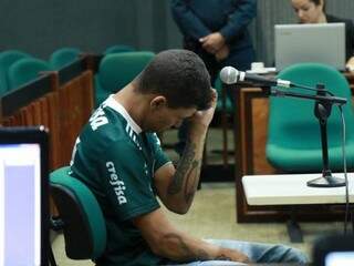 João Rafael chorando durante o julgamento, nesta quarta-feira (29). (Foto: Henrique Kawaminami)