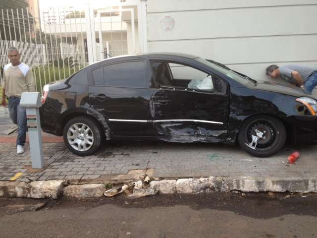 Carro pega fogo ap&oacute;s colis&atilde;o com outro no centro de Campo Grande 
