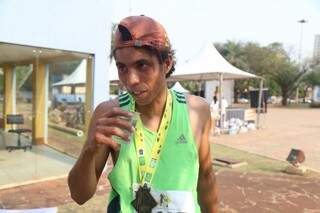 O corredor Samael Medeiros que venceu a prova de 5 km, elogiou a campanha por trânsito seguro (Foto: Fernando Antunes)