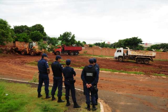 Prefeitura derruba muro para desfazer acampamento na Norte-Sul