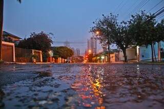 Chuva vai atingir a cidade durante todo o dia e vento pode causar estragos (Foto: Marcos Ermínio)