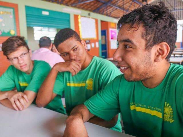 Escolas de tempo integral testam ensino sem prova ou lição de casa