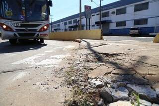 A entrada do terminal Morenão tem calçada danificada e não conta com auxilio do piso tátil. (Foto: Fernando Antunes)