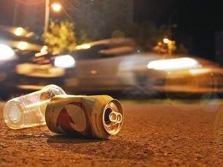 Lata de cerveja jogada em movimentada via de Campo Grande. Número de acidentes envolvendo alcoolemia aumentou 65,7% em relação ao ano passado. (Foto: Marcos Ermínio).