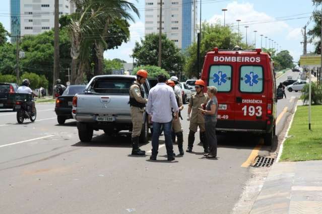 Caminhonete bate em carro alugado e tomba na Afonso Pena