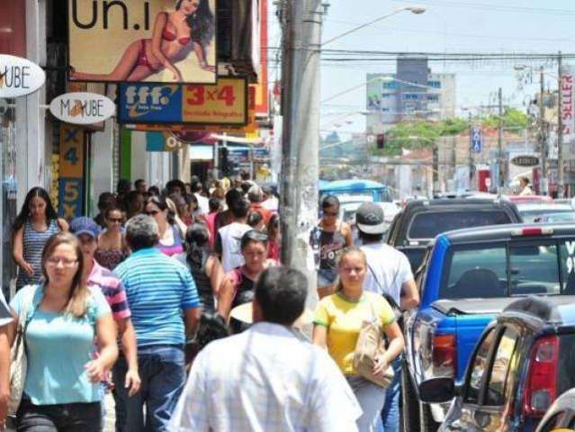 Fam&iacute;lias da Capital melhoram a renda, mas consumo continua em baixa 